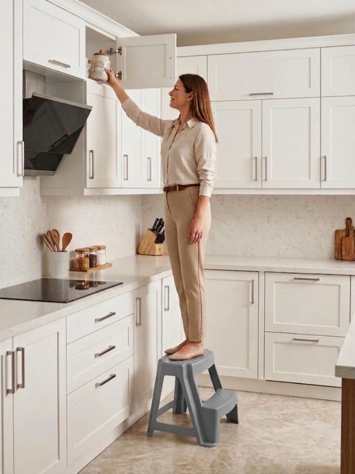 Gri, Plastik Basamaklı Tabure – Kaymaz Yüzeyli, Dayanıklı ve Taşınabilir