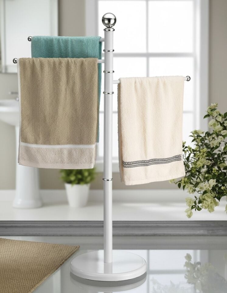 Beyaz Krom Detaylı Ayaklı Havluluk – 3 Kollu, Döner Başlıklı Banyo Havlu Askısı