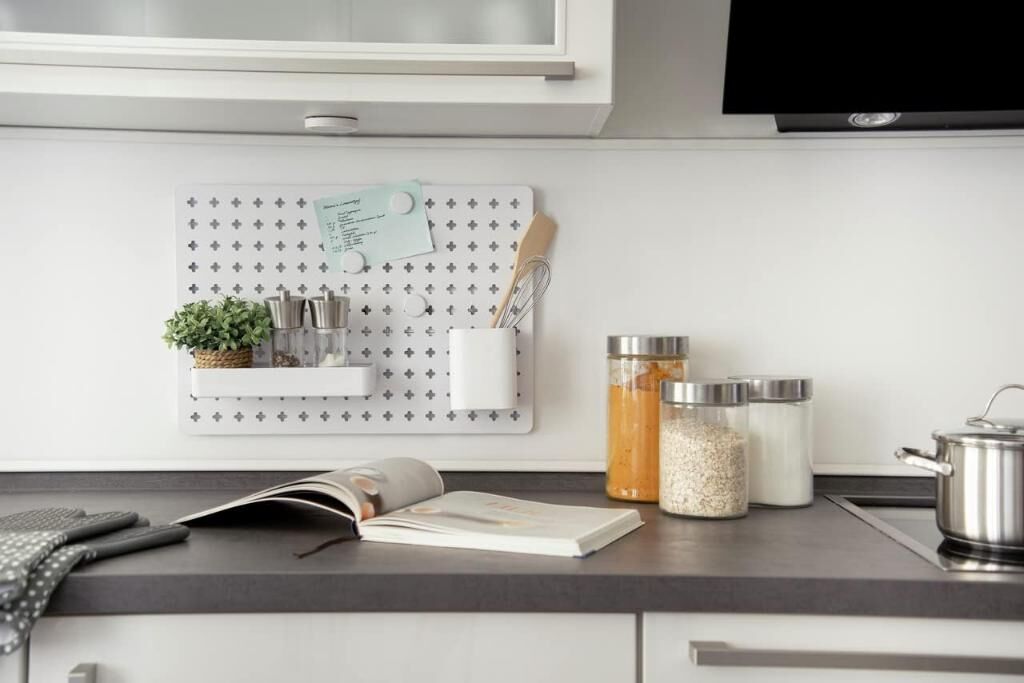 Beyaz, Duvar Tipi Çok Amaçlı Metal Organizer Pano – Kancalı, Askılı ve Bölmeli Düzenleyici