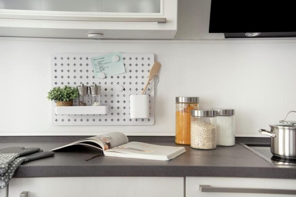 Beyaz, Duvar Tipi Çok Amaçlı Metal Organizer Pano – Kancalı, Askılı ve Bölmeli Düzenleyici